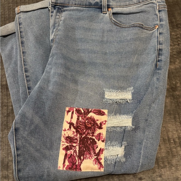 Patchwork Distressed Jeans - Picture 5 of 6
